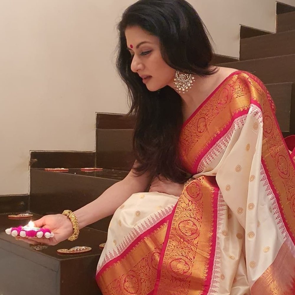BEAUTIFUL WHITE AND RED SOFT SILK COMBINATION SAREE AND CONTRAST BLOUSE - Picture 1 of 9